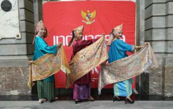 Sulam Kapalo Samek, Kerajinan Khas Padang Pariaman Ditampilkan di Belgia 4 Warisan kriya Kabupaten Padang Pariaman, Sulam Kapalo Samek, tampil di hadapan publik Eropa melalui Indonesia Creative Week Belgium (ICWB) 2026 di Brussels.