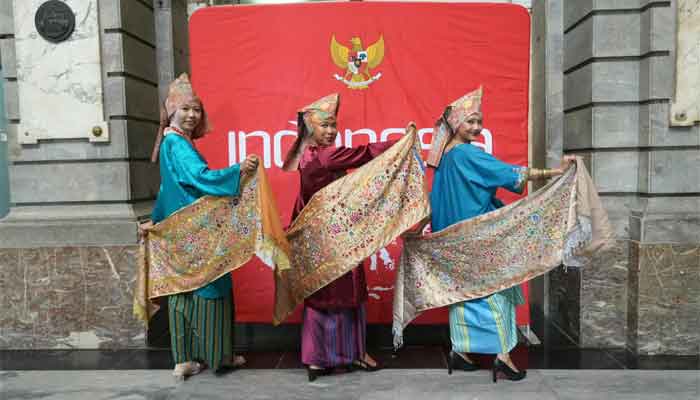 Warisan kriya Kabupaten Padang Pariaman, Sulam Kapalo Samek, tampil di hadapan publik Eropa melalui Indonesia Creative Week Belgium (ICWB) 2026 di Brussels.