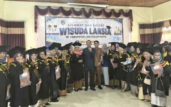 176 Lanjut Usia Selesaikan Program Belajar di Sekolah Lansia Limapuluh Kota 4 176 Lanjut Usia ikuti wisuda Sekolah Lansia Limapuluh Kota