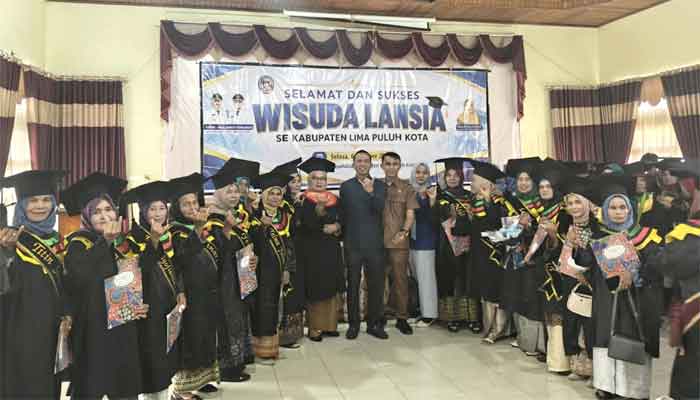176 Lanjut Usia Selesaikan Program Belajar di Sekolah Lansia Limapuluh Kota 1 176 Lanjut Usia ikuti wisuda Sekolah Lansia Limapuluh Kota