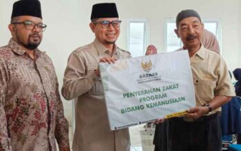 Wawako Bukittinggi, Ibnu Asis saat penyaluran zakat untuk 52 Mustahik