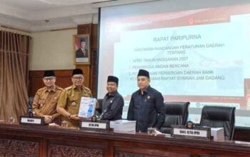 ‎Wali Kota Ramlan Nurmatias Sampaikan Hantaran 3 Ranperda ke DPRD Bukittinggi